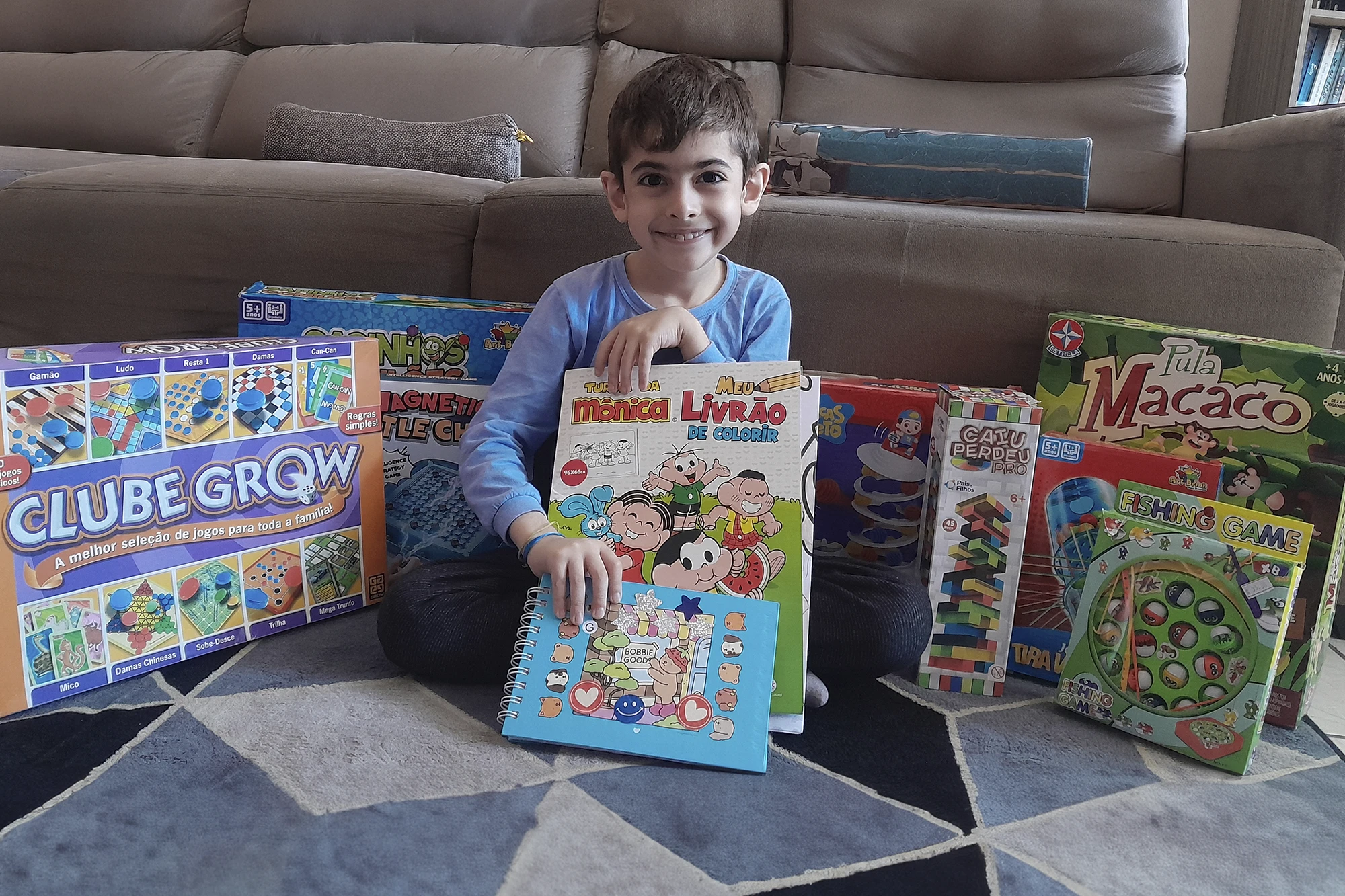 Criança mostrando os melhores brinquedos.